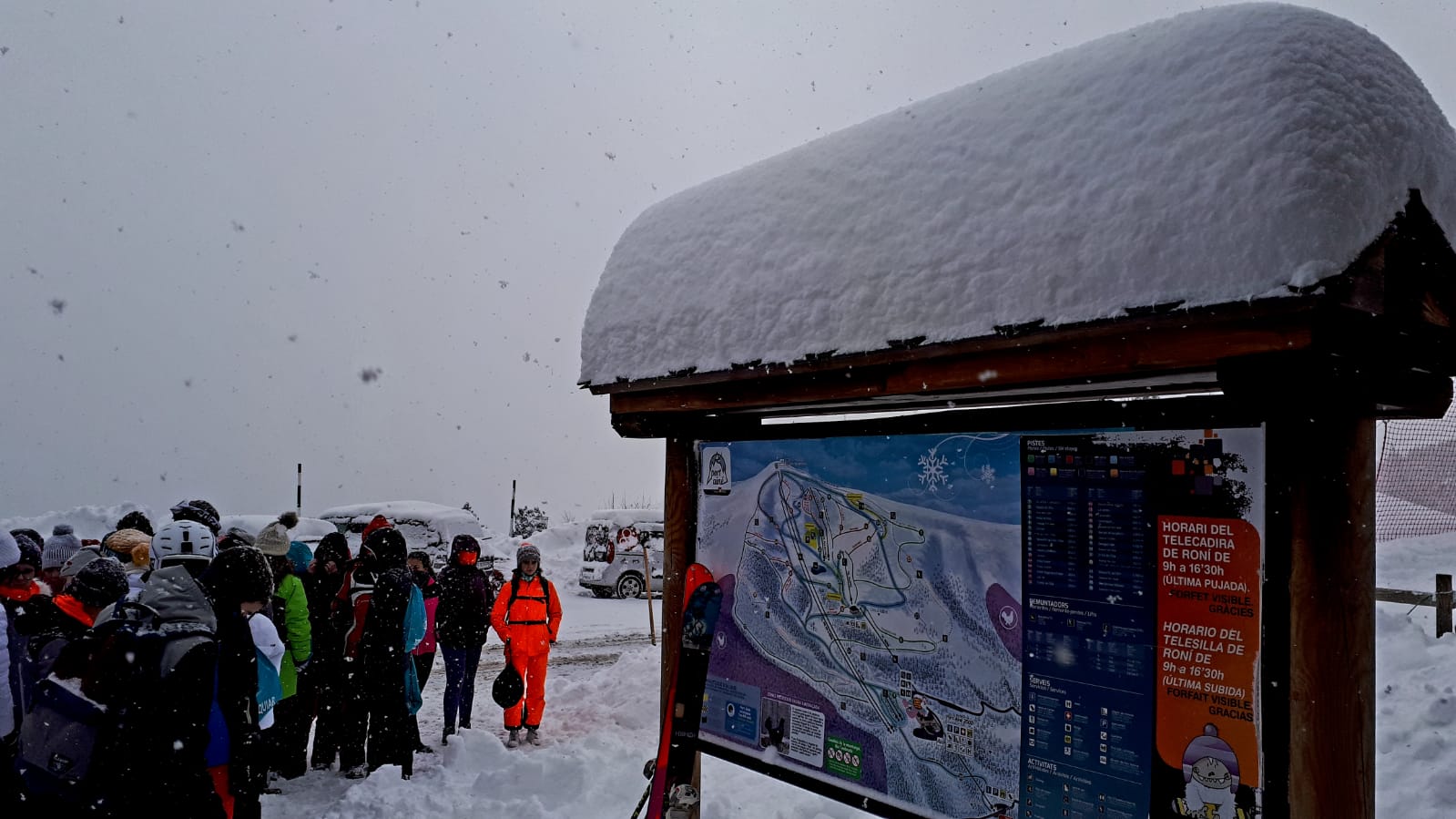 Fotografia d'estació d'esquí mentre neva