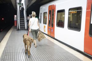 Mujer con perro en estación FGC