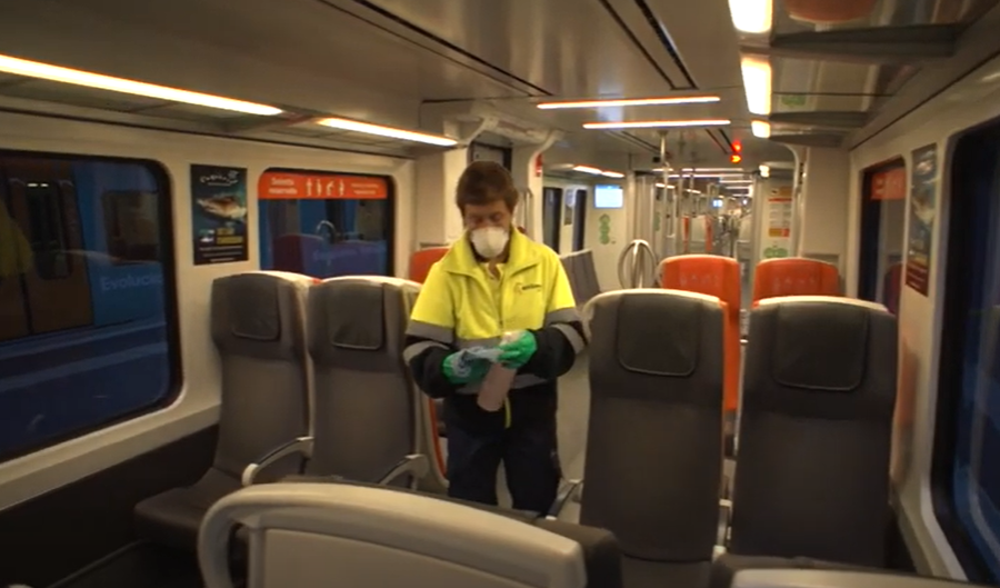Treballador netejant i desinfectant tren FGC