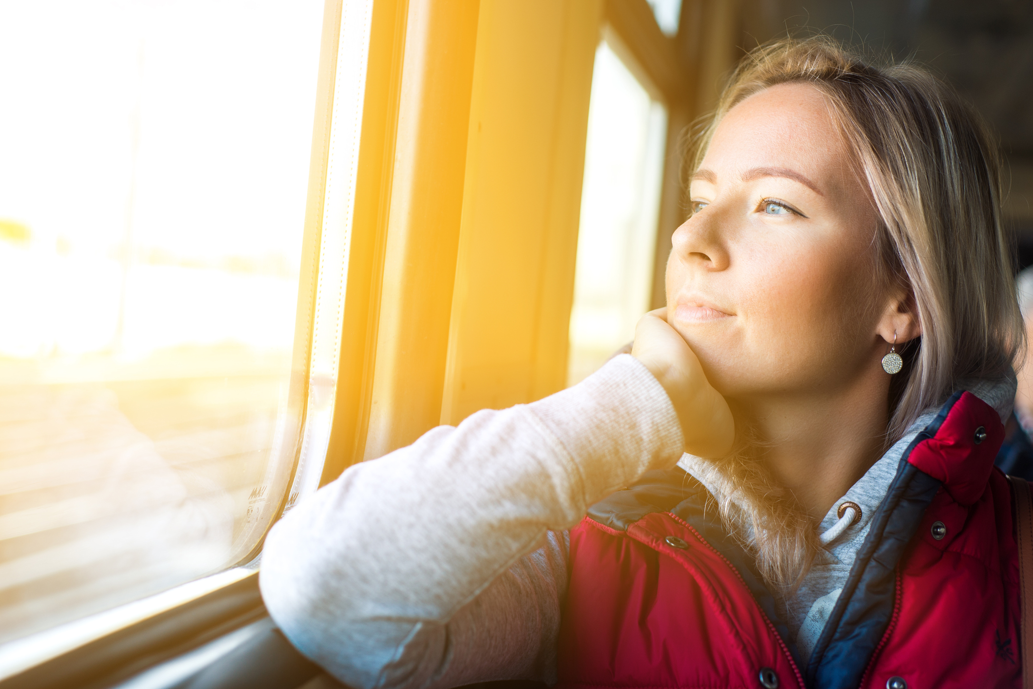 Chica mirando en el tren