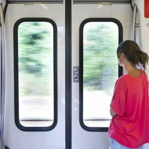 Noia viatjant amb tren FGC